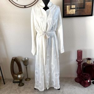 NWOT 💯% Silk Soft Ivory Dressing Gown Lounge Wear Maxi Long Robe Lingerie